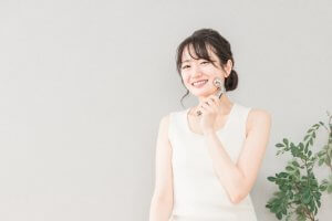 美顔器を使う女性