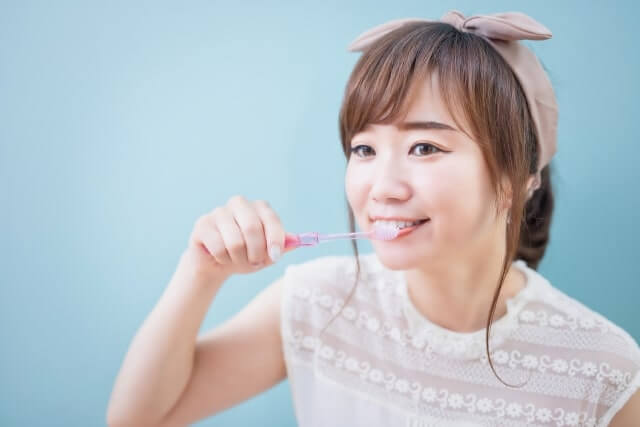 歯磨きをする女性