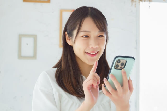 スマホでビデオ通話する女性