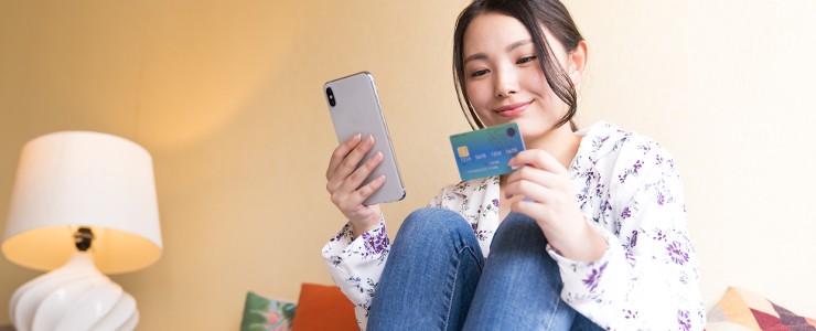 ショッピングにクレジットカードを使う女性