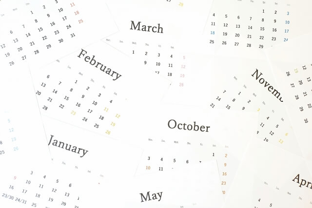 散らばったカレンダー