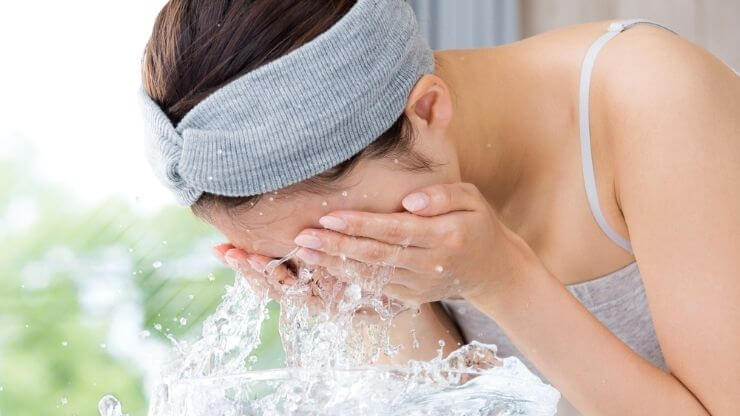 洗顔する女性の写真