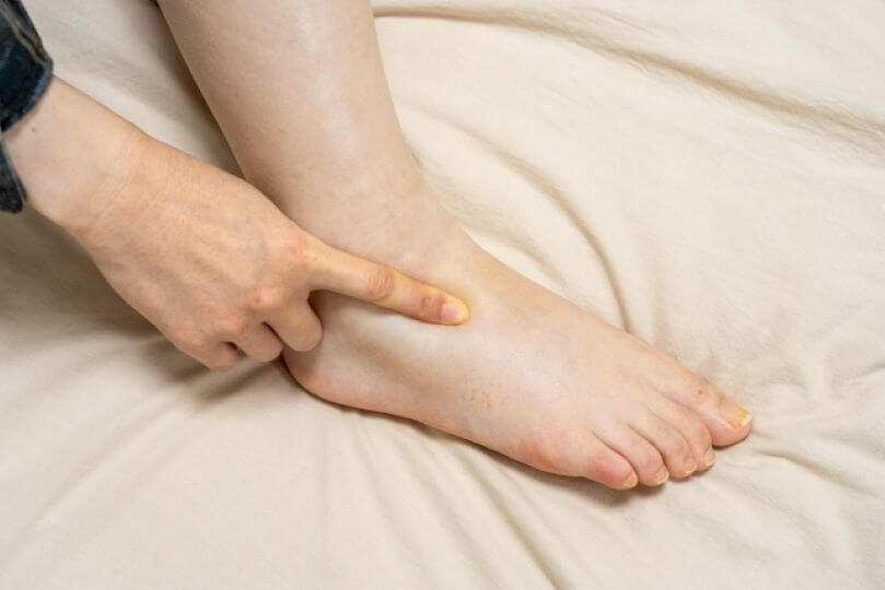 もうむくみに悩まない すぐできるむくみ解消マッサージ ツボや日々のケアをご紹介