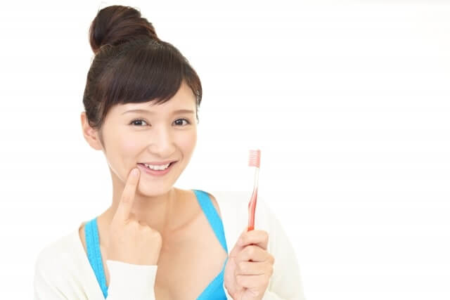 歯ブラシを持つ女性
