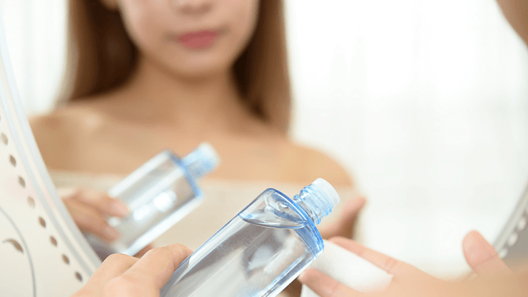 化粧水で保湿する女性の画像