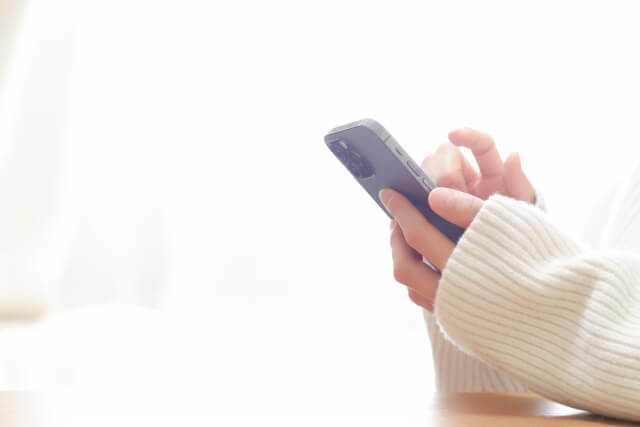 スマホを打つ女性の手