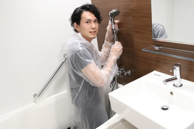 シャワーを交換する男性