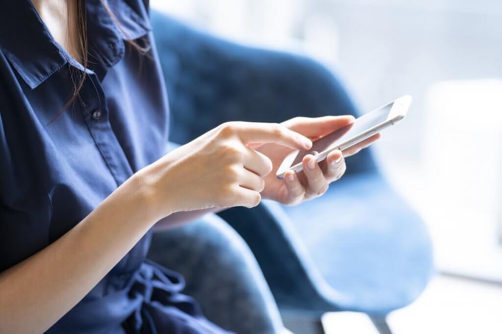 スマホで予約する女性