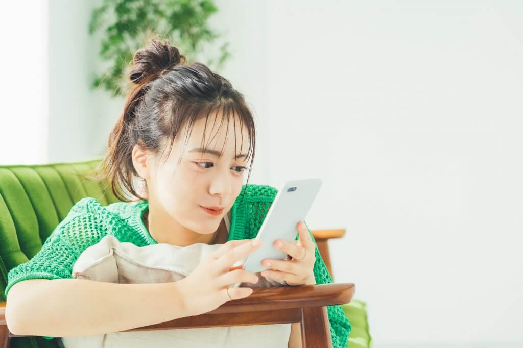 口コミを調べる女性