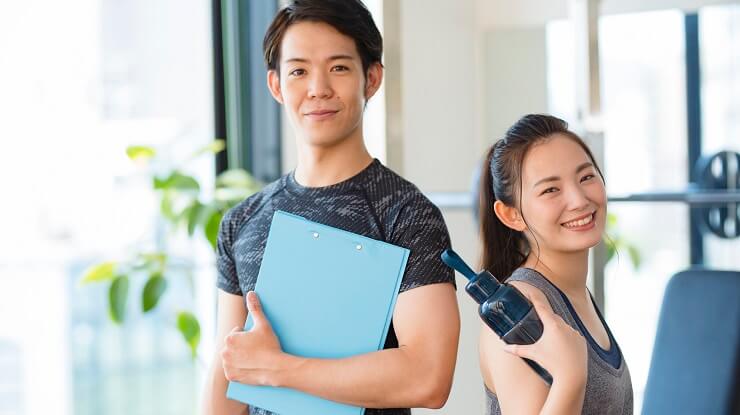 男性トレーナーと女性の画像