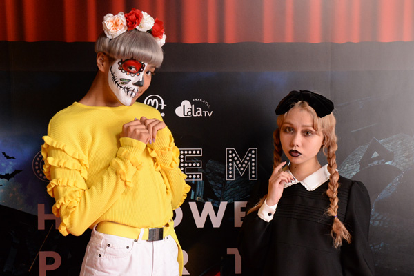 ハロウィンはカラフルを封印!ぺこ「ダークドール」姿に大反響