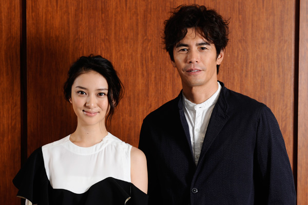 伊藤英明と武井咲が明かした未知なる撮影秘話!「山Pは凄かった…」