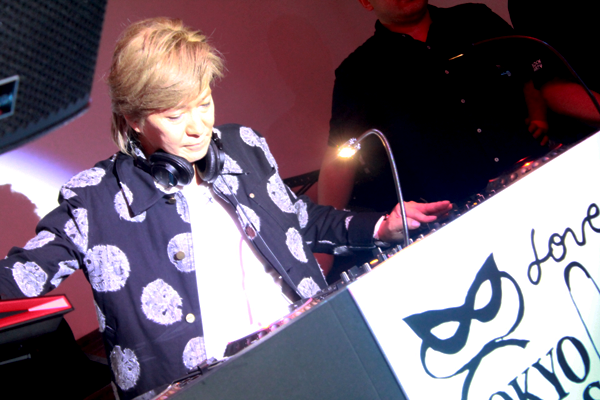 GENKINGや今井華らの姿も!小室哲哉のDJに会場中が大興奮