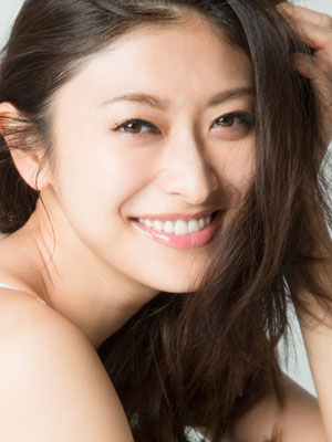 山田優、出産後も変わらぬスタイルで輝き続ける秘訣