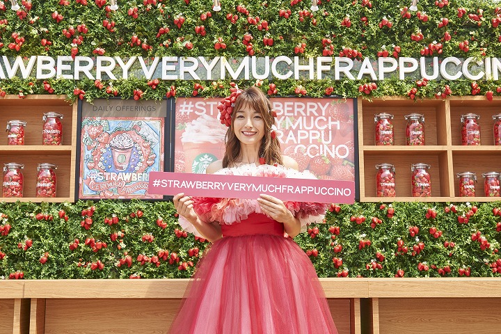 木下優樹菜 イチゴ尽くしなデザインドレスで美脚披露