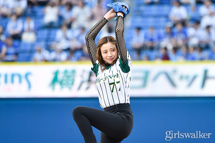片瀬那奈、スラリ美脚で“トルネード投法”披露 初始球式で見事なノーバン