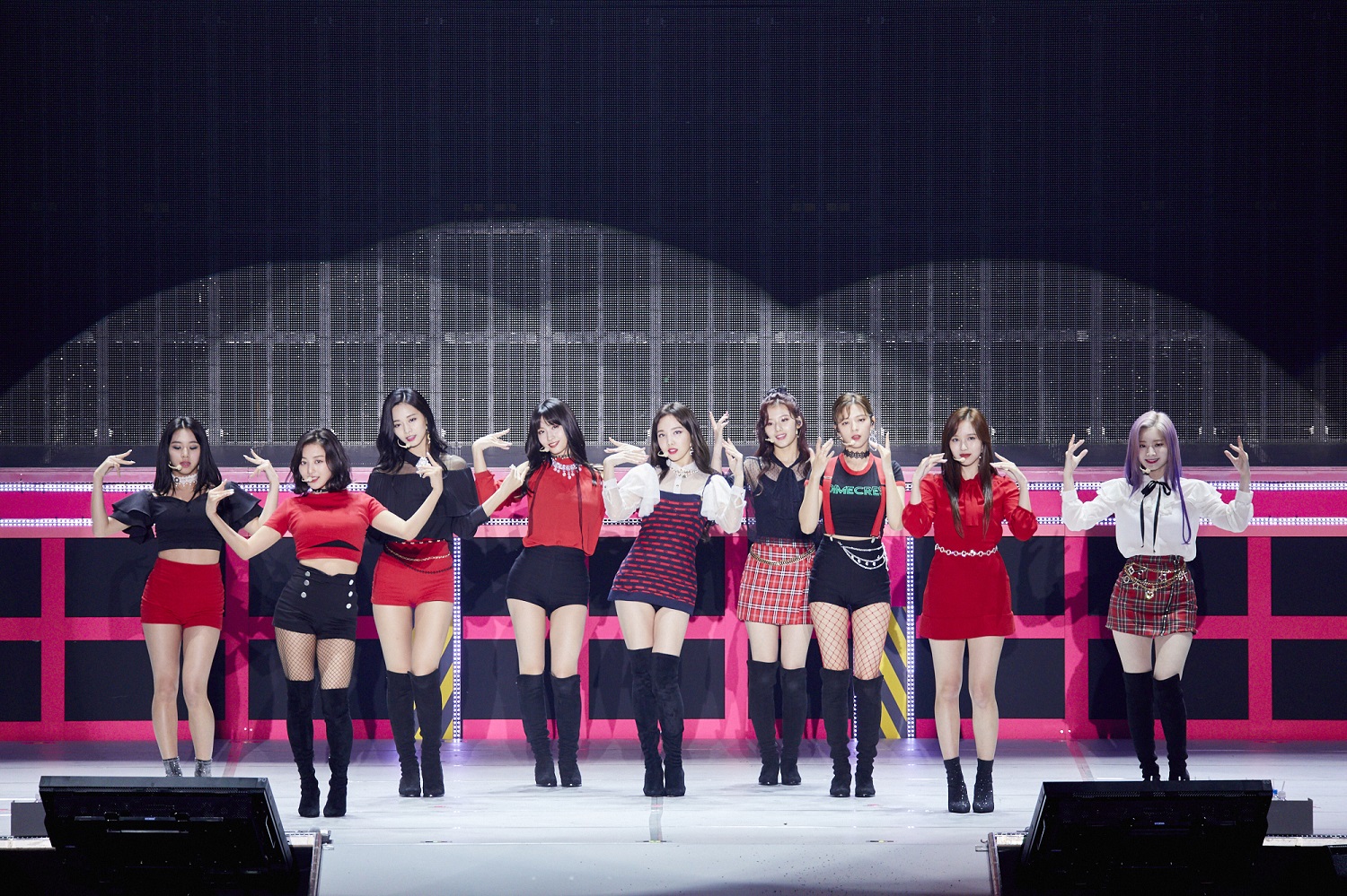TWICE、日本での初のアリーナツアーがついに開幕 LIVE初パフォーマンス楽曲も