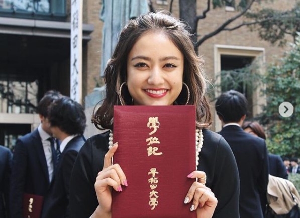 谷まりあ、早稲田大学を卒業!「現場で教科書を…」苦労エピソードも明かす