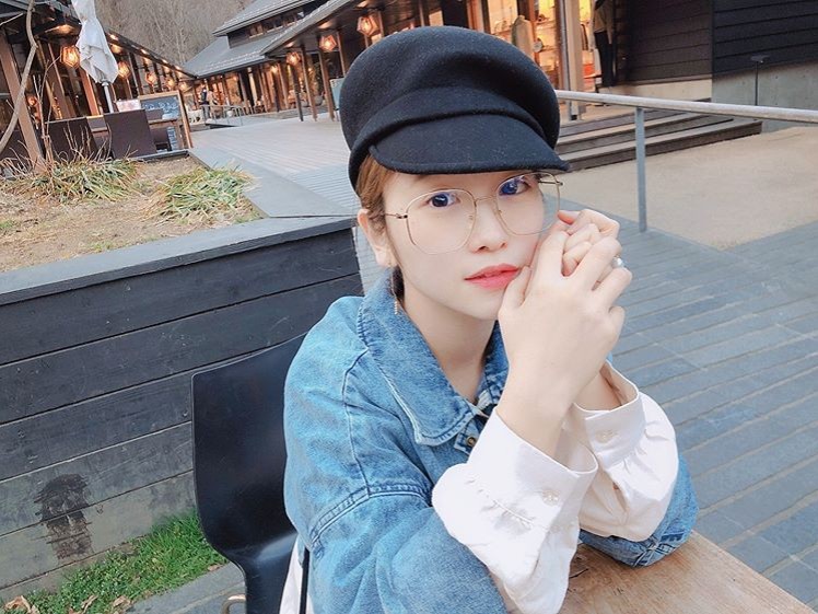 川栄李奈、眼鏡&キャスケットの休日コーデに反響「別人!」