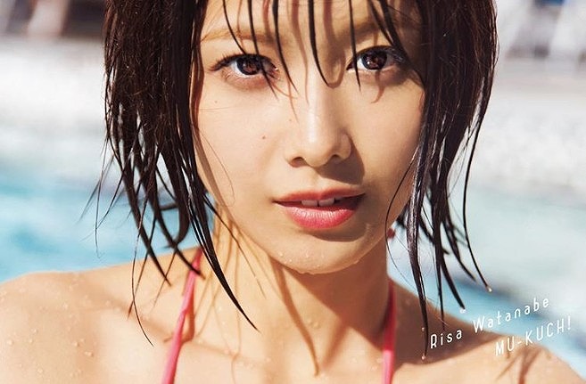 欅坂46・渡邉理佐1st写真集の表紙公開 ビキニからのぞく谷間に「セクシーがすぎる!」
