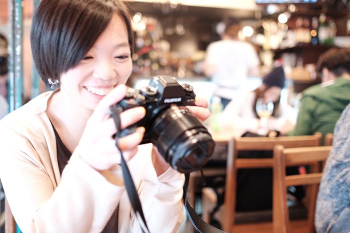 どう撮ったら映えるかな・・・？遊び心あるカップル写真の取り方とは