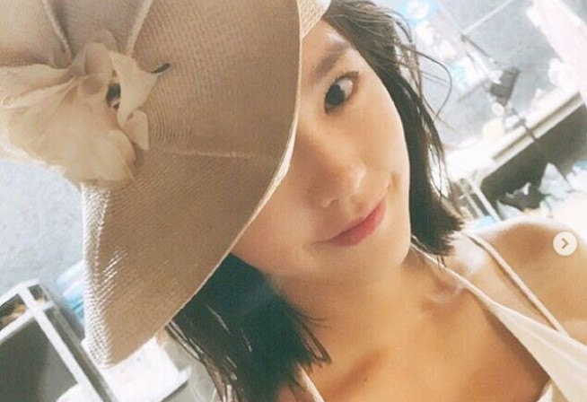 桐谷美玲、美貌際立つ帽子ショット公開!肩出しヘルシーな色気漂う