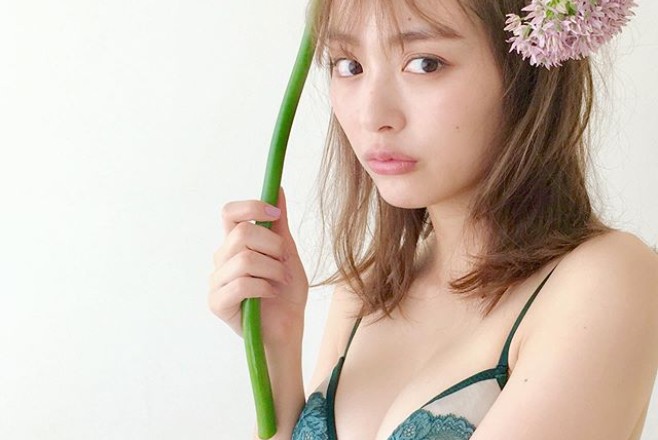 内田理央、ふっくら美バスト際立つランジェリー姿に反響「目が醒めます」