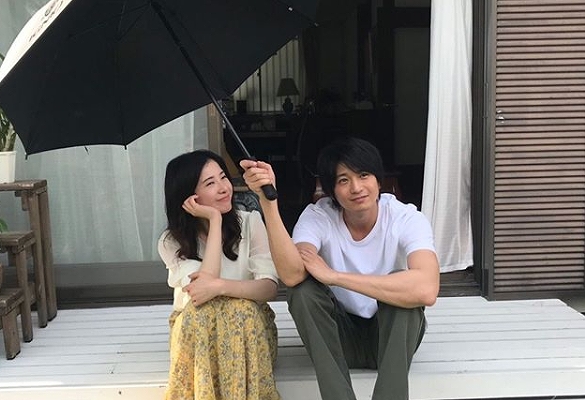 “わた定”吉高由里子&向井理の“相合傘ショット”に反響 「お似合いのカップル」