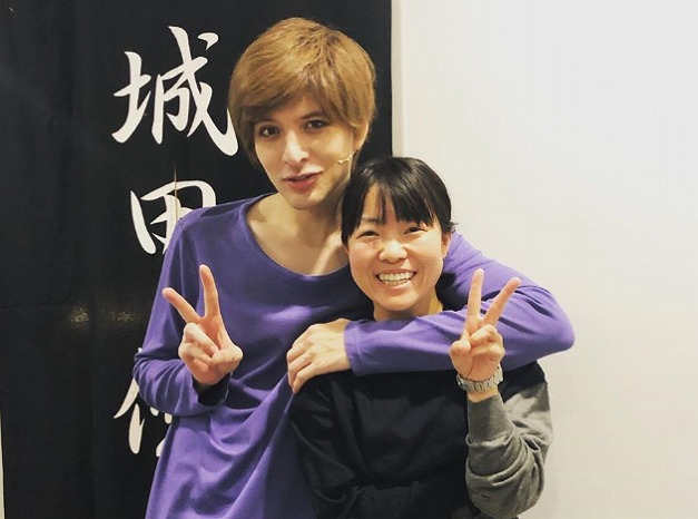 イモトアヤコ&城田優のバックハグ写真に“胸キュン”の声「全力で羨ましい」