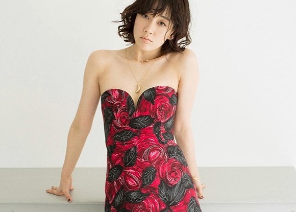 水川あさみ、大胆な胸元露出に反響「まさに大人の色気」「悩殺されました」