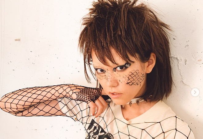 桐谷美玲、“眉なし”パンクスタイルに反響「ギャップありまくり」