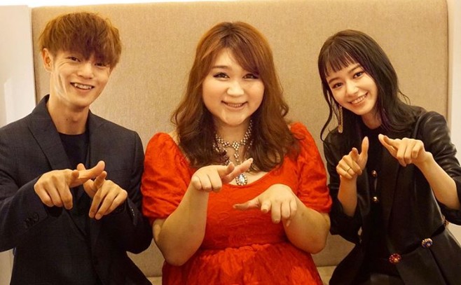 窪田正孝×山本舞香×りんごちゃん、異例の3ショットで“スターティンポーズ”