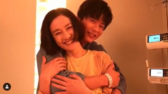 “あな番”田中圭、原田知世に甘えバックハグ…2人の“再会”動画に大反響