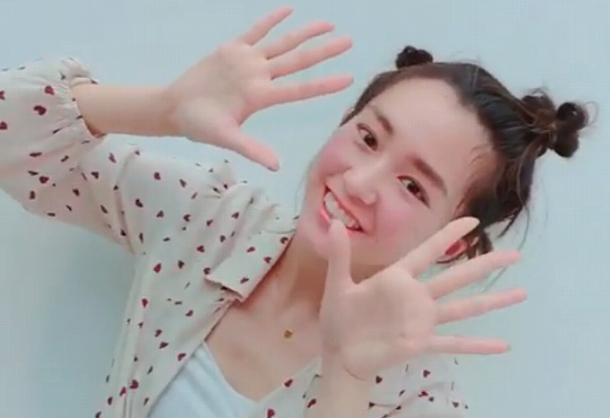 桐谷美玲の可愛すぎるお手振り動画が「見るパワースポット」と話題に
