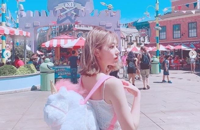 IZ*ONE・宮脇咲良らがLAユニバーサルスタジオへ 満喫ショットが