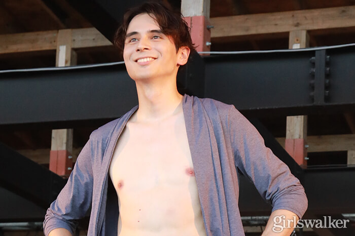テラハ出演のハーフイケメン岡本至恩、美しい胸筋の水着姿で会場を魅了