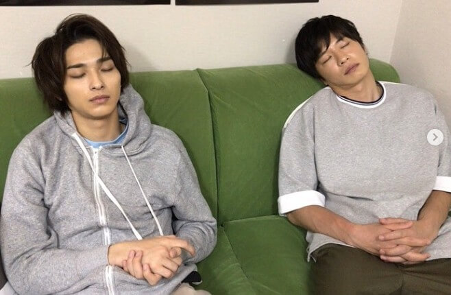 田中圭&横浜流星 お昼寝2ショットに反響「二人まとめて可愛すぎる」「兄弟みたい」