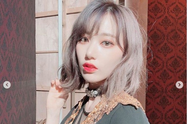 IZ*ONE・宮脇咲良のヴァンパイア自撮りにファン悶絶「血吸ってください」