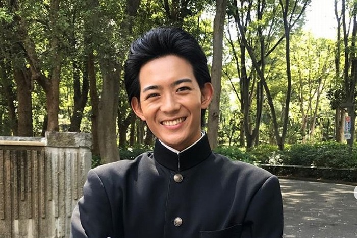 竜星涼、オールバックの学ラン姿披露。驚異の長すぎる脚に注目