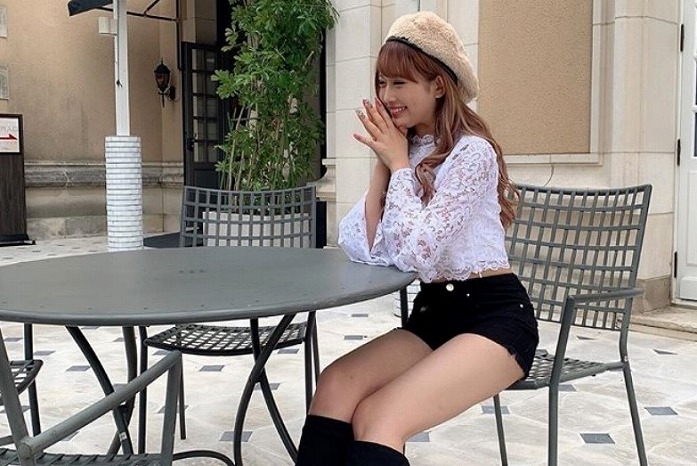 伊藤桃々、ホットパンツから伸びる白肌美脚に絶賛の声「脚長すぎ」