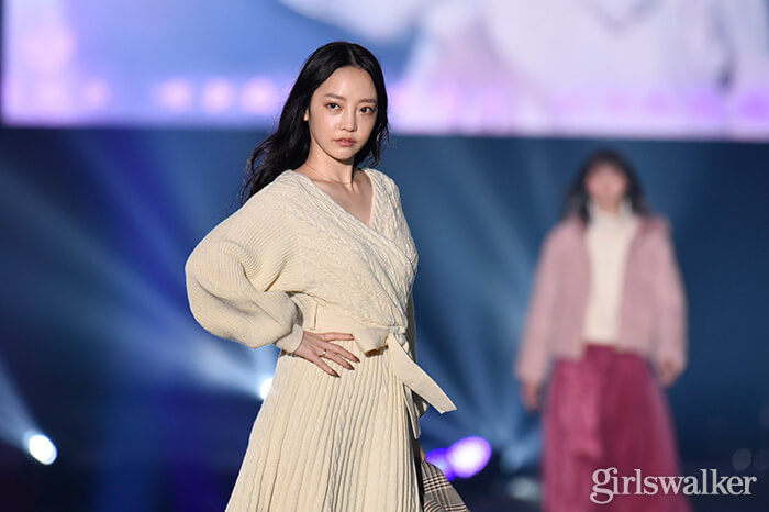 HARA、コートを脱ぎ華奢なボディラインを披露
