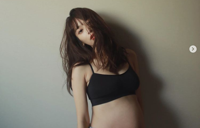 近藤千尋、念願のマタニティフォトを公開 美しすぎる妊婦姿に絶賛の声続出