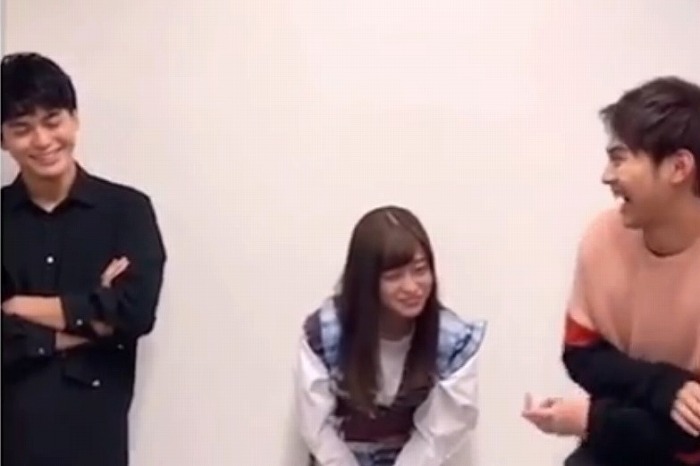 橋本環奈&眞栄田郷敦が片寄涼太の顔マネを披露!爆笑3ショットに「仲良すぎ」「癒された」