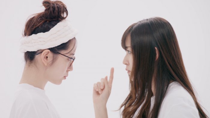 鈴木愛理が1人2役に挑戦!おうちメガネ姿が可愛い新WEBムービーが公開に