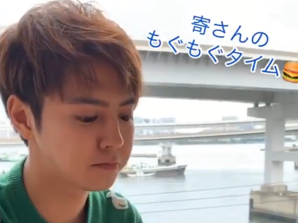 片寄涼太、愛らしさ満載の“もぐもぐタイム”動画にファンメロメロ「彼氏感」「癒される」