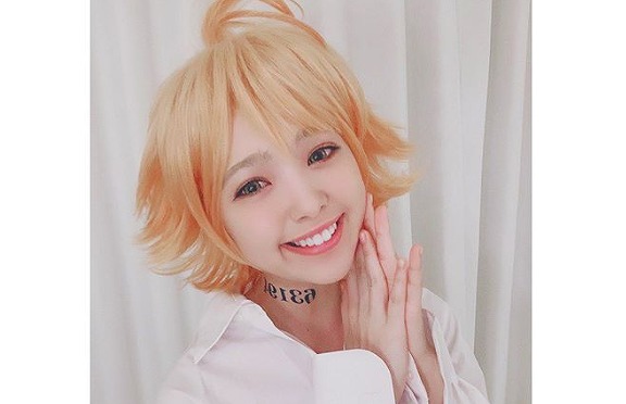 藤田ニコル、『約束のネバーランド』エマのコスプレ姿に絶賛の声「再現率すごい」「実写化」