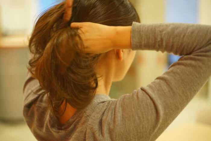 髪を束ねる女性