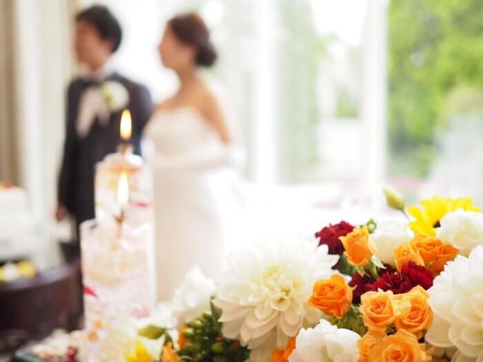 結婚式の風景と花