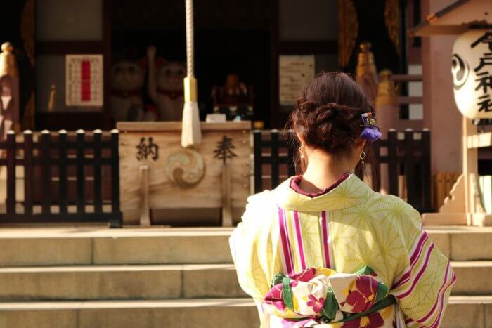 浴衣姿で神社に参拝する女性