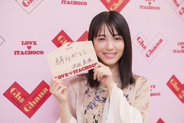 真剣な眼差しが交差。吉沢亮、浜辺美波が吐息も感じるほどの至近 真剣な眼差しが交差。吉沢亮、浜辺美波が吐息も感じるほどの至近